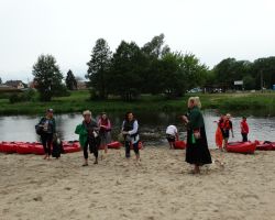 uczestnicy spływu na plaży, widok na rzekę