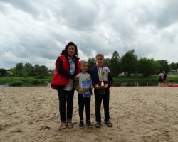 starosta nowodworski ze zwycięzcami spływu na plaży
