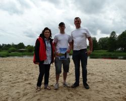 starosta nowodworski ze zwycięzcami spływu na plaży