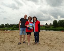 starosta nowodworski ze zwycięzcami spływu na plaży