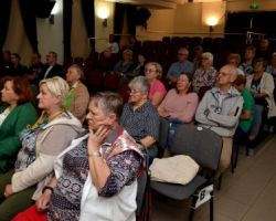grupa ludzi siedzących, oglądających prezentację policji dotyczącej zasad bezpieczeństwa