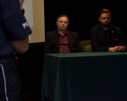wicestarosta nowodworski i burmistrz siedzą za stołem