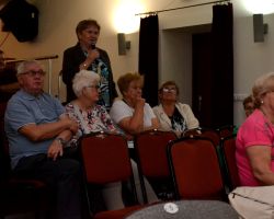 grupa mieszkańców bierze udział w debacie