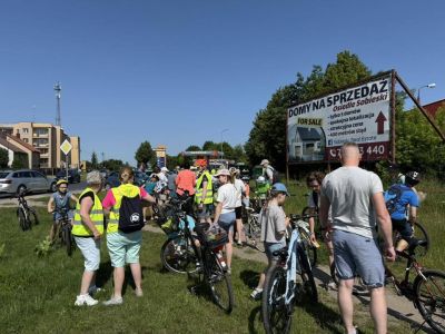 grupa rowerzystów na drodze
