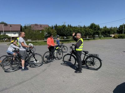 rowerzyści, uczestnicy rajdu na drodze