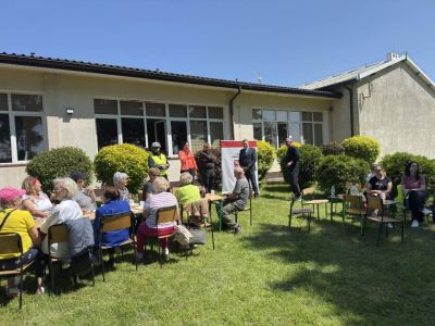 wspólne zdjęcie przedstawicieli samorządu, organizatorów i uczestników wydarzenia
