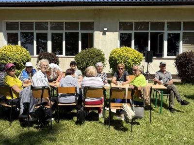 grupa ludzi siedzi za stołem
