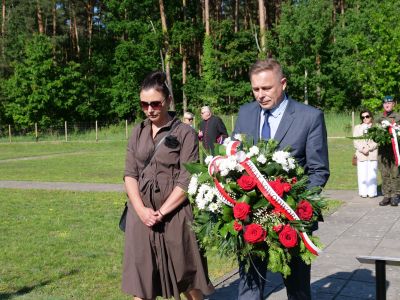 wicestarosta nowodworski Andrzej Pacocha wraz z Katarzyną Kręźlewicz oddają hołd pamięci