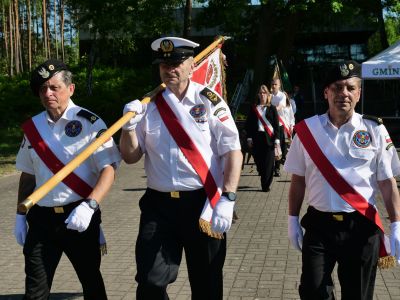 stowarzyszenie marynarzy trałowców niesie sztandar