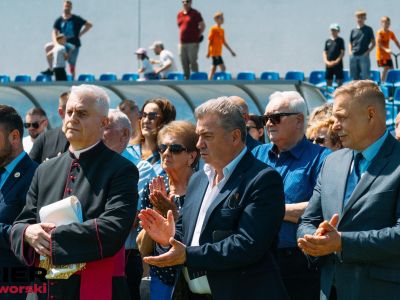 uczestnicy wydarzenia stoją i klaskają, z prawej strony wicestarosta nowodworski