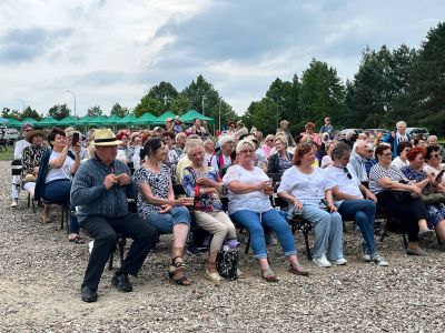 uczestnicy wydarzenia siedzą