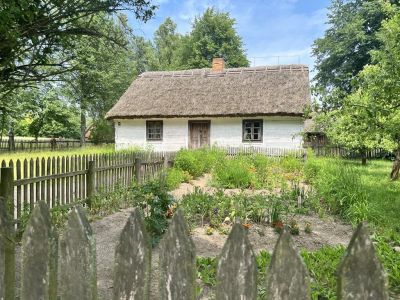 skansen widok na ogród i dom