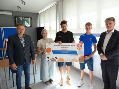 wicestarosta nowodworski wraz z laureatami drugiego miejsca