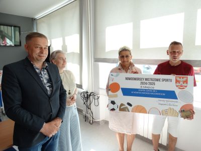 wicestarosta nowodworski wraz z laureatami trzeciego miejsca