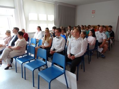 osoby zgromadzone siedzą