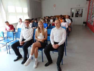 osoby zgromadzone siedzą