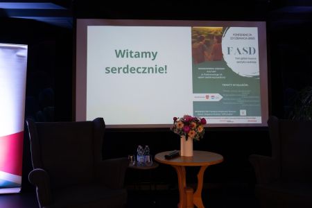 ekran rzutnika z powitaniem gości