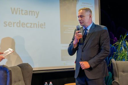 wicestarosta przemawia do zgromadzonych