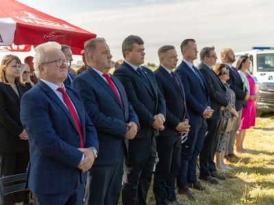władze powiatu nowodworskiego oraz zgromadzeni goście uczestniczą w uroczystości
