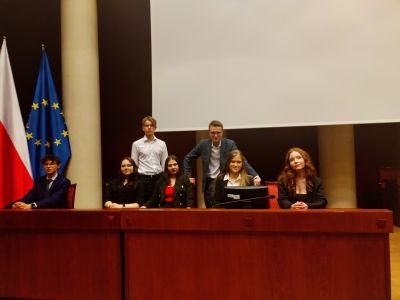 członkowie młodzieżowej rady powiatu nowodworskiego siedzą