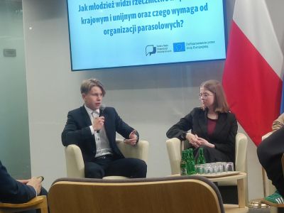 dyskusja prowadzona przez młodzieżową radę