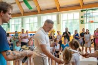 wicestarosta nowodworski Andrzej Pacocha wręcza dyplomy dzieciom