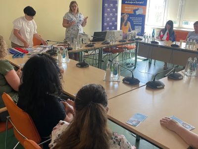 uczestnicy szkolenia siedzą przy stole