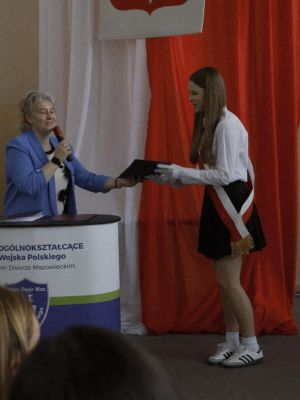zakończenie roku szkolnego w szkołach naszego powiatu, wręczenie dyplomu