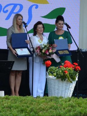 Starosta Nowodworski wraz z Radną oraz dyrektorem DPS Nasielsk na scenie