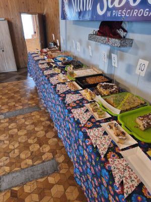 stół z przygotowanymi ciastami z jabłkiem
