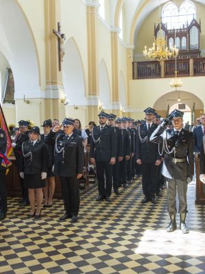 msza święta, strażacy stoją w kościele