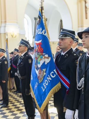 msza święta, strażacy trzymają sztandar