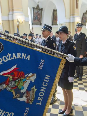 msza święta, strażacy trzymają sztandar