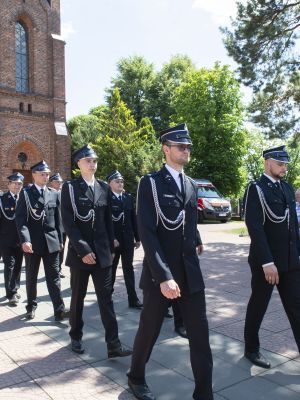 strażacy wychodzą z kościoła