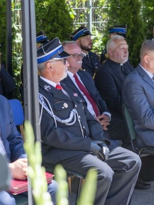 zgromadzeni goście siedzą