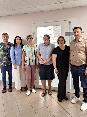 zdjęcie grupowe pracowników Powiatowego Ośrodka Dokumentacji Geodezyjnej i Kartograficznej