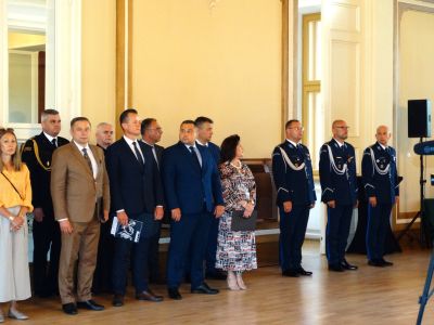 zgromadzeni goście stoją