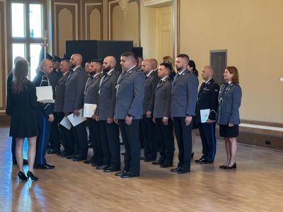Zgromadzeni funkcjonariusze policji stoją w trzech szeregach