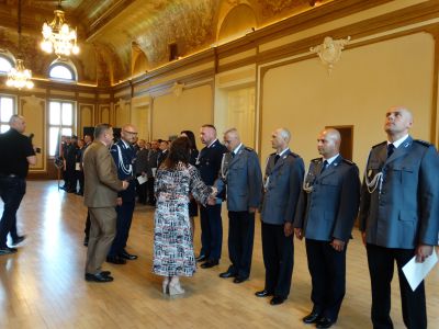 Starosta nowodworski Magdalena Biernacka i wicestarosta Andrzej Pacocha wraz z policją