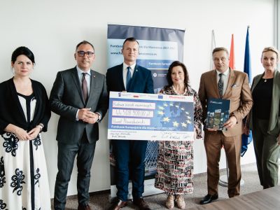 zdjęcie grupowe, podpisanie umowy