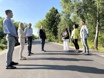 Starosta Nowodworski, wicestarosta nowodworski, radni i sołtysi stoją na drodze