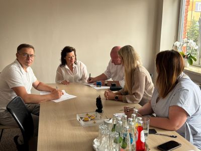 Starosta nowodworski, wicestarosta nowodworski i radne powiatu nowodworskiego podczas podpisania umowy