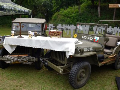 samochody militarne tworzące ołtarz polowy