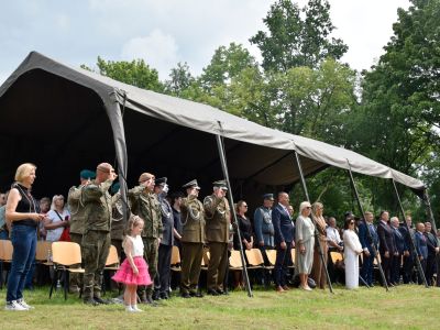 zgromadzeni goście uczestniczą w uroczystości