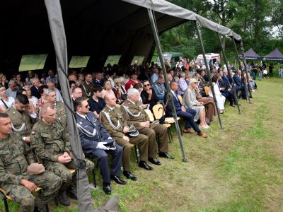 zgromadzeni goście uczestniczą w uroczystości