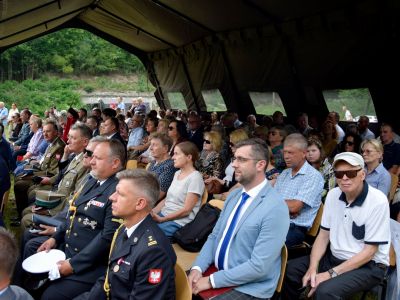zgromadzeni goście uczestniczą w uroczystości