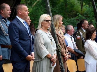 zgromadzeni goście uczestniczą w uroczystości