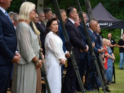 zgromadzeni goście uczestniczą w uroczystości