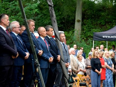 zgromadzeni goście uczestniczą w uroczystości