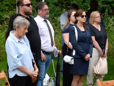 zgromadzeni goście uczestniczą w uroczystości